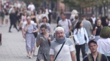KYIV, UKRAINE 25 AĞUSTOS 2024: İnsanlar yazın yavaş çekimde cadde boyunca yürür