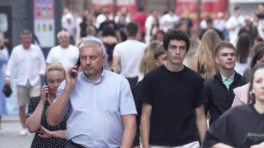 KYIV, UKRAINE - 25 Ağustos 2024: Şehir caddesi yazın insanlarla dolu, ağır çekim