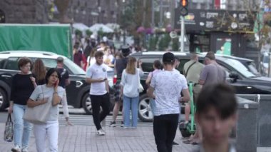 KYIV, UKRAINE - 25 Ağustos 2024: Şehir caddesi yazın insanlarla dolu, ağır çekim