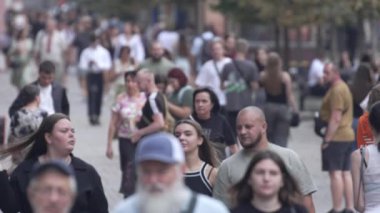 KYIV, UKRAINE - 25 Ağustos 2024: Şehir caddesi yazın insanlarla dolu, ağır çekim