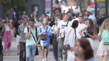 KYIV, UKRAINE - 25 Ağustos 2024: Şehir caddesi yazın insanlarla dolu, ağır çekim
