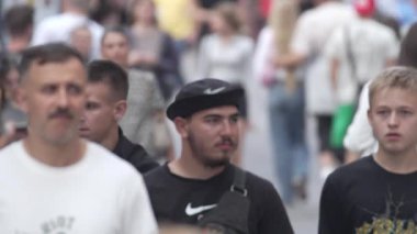 KYIV, UKRAINE 25 AĞUSTOS 2024: İnsanlar yazın yavaş çekimde cadde boyunca yürür
