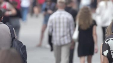 KYIV, UKRAINE 25 AĞUSTOS 2024: İnsanlar yazın yavaş çekimde cadde boyunca yürür