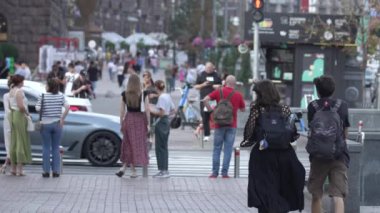 KYIV, UKRAINE 25 AĞUSTOS 2024: İnsanlar yazın yavaş çekimde cadde boyunca yürür