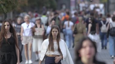 KYIV, UKRAINE 25 AĞUSTOS 2024: İnsanlar yazın yavaş çekimde cadde boyunca yürür