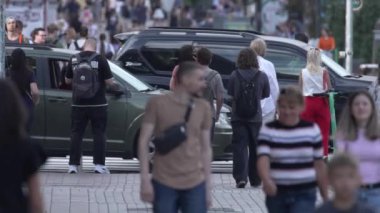 KYIV, UKRAINE 25 AĞUSTOS 2024: İnsanlar yazın yavaş çekimde cadde boyunca yürür