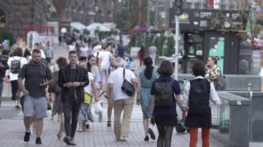 KYIV, UKRAINE 25 AĞUSTOS 2024: İnsanlar yazın yavaş çekimde cadde boyunca yürür