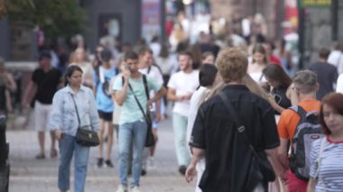 KYIV, UKRAINE 25 AĞUSTOS 2024: İnsanlar yazın yavaş çekimde cadde boyunca yürür