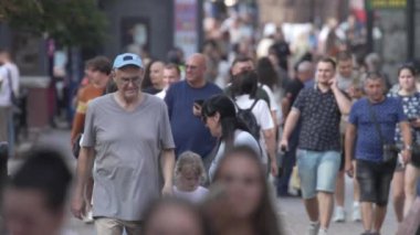 KYIV, UKRAINE 25 AĞUSTOS 2024: İnsanlar yazın yavaş çekimde cadde boyunca yürür