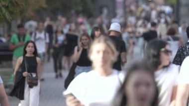 KYIV, UKRAINE 25 AĞUSTOS 2024: İnsanlar yazın yavaş çekimde cadde boyunca yürür