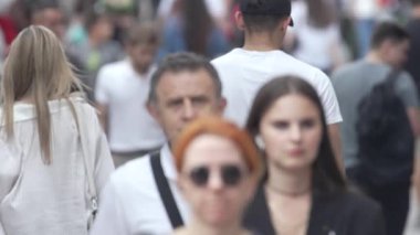 KYIV, UKRAINE 25 AĞUSTOS 2024: İnsanlar yazın yavaş çekimde cadde boyunca yürür