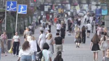 KYIV, UKRAINE 25 AĞUSTOS 2024: İnsanlar yazın yavaş çekimde cadde boyunca yürür