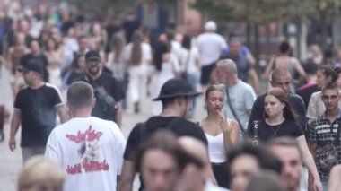 KYIV, UKRAINE 25 AĞUSTOS 2024: İnsanlar yazın yavaş çekimde cadde boyunca yürür