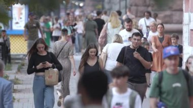 KYIV, UKRAINE 25 AĞUSTOS 2024: İnsanlar yazın yavaş çekimde cadde boyunca yürür