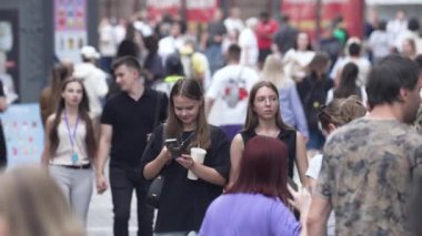 KYIV, UKRAINE 25 AĞUSTOS 2024: İnsanlar yazın yavaş çekimde cadde boyunca yürür