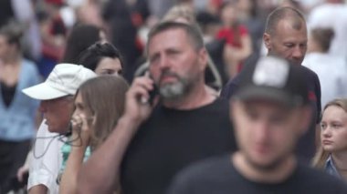 KYIV, UKRAINE 25 AĞUSTOS 2024: İnsanlar yazın yavaş çekimde cadde boyunca yürür