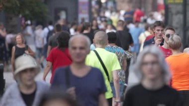 KYIV, UKRAINE - 25 AĞUSTOS 2024: İnsanlar yazın yavaş çekimde cadde boyunca yürür