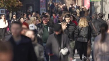 KYIV, UKRAINE 6 Ekim 2024: Sonbaharda büyük bir şehrin kalabalık bir caddesi, yavaş çekim