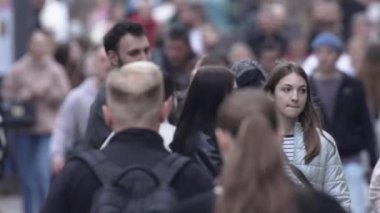 KYIV, UKRAINE 6 Ekim 2024: Sonbaharda büyük bir şehrin kalabalık bir caddesi, yavaş çekim