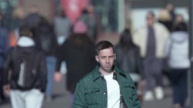 KYIV, UKRAINE 6 Ekim 2024: Sonbaharda sokaktaki kalabalık, yavaş çekim