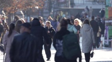 KYIV, UKRAINE 6 Ekim 2024: Sonbaharda sokaktaki kalabalık, yavaş çekim