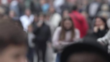 KYIV, UKRAINE 6 Ekim 2024: Sonbaharda sokaktaki kalabalık, yavaş çekim