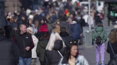 KYIV, UKRAINE 6 Ekim 2024: Sonbaharda sokaktaki kalabalık, yavaş çekim