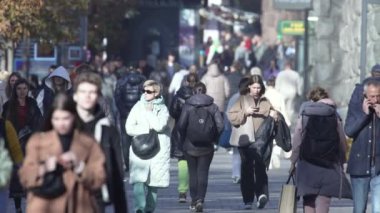 KYIV, UKRAINE 6 Ekim 2024: Sonbaharda sokaktaki kalabalık, yavaş çekim