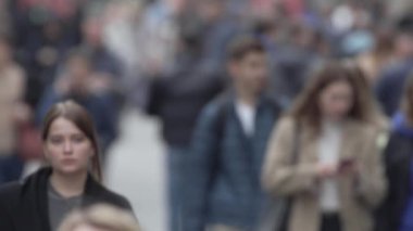 KYIV, UKRAINE 6 Ekim 2024: Sonbaharda sokaktaki kalabalık, yavaş çekim