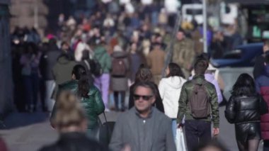 KYIV, UKRAINE 6 Ekim 2024: Birçok insan sonbaharda yavaş çekimde caddede yürür