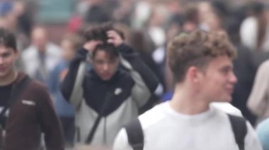 KYIV, UKRAINE 6 Ekim 2024: Birçok insan sonbaharda yavaş çekimde caddede yürür