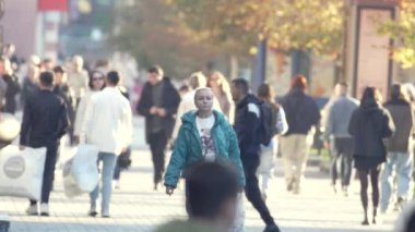 KYIV, UKRAINE 6 Ekim 2024: Birçok insan sonbaharda yavaş çekimde caddede yürür