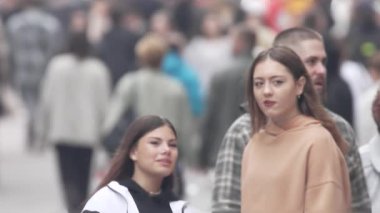 KYIV, UKRAINE 6 Ekim 2024: Birçok insan sonbaharda yavaş çekimde caddede yürür