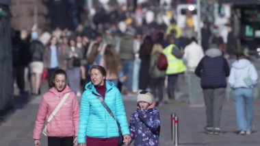 KYIV, UKRAINE 6 Ekim 2024: Birçok insan sonbaharda yavaş çekimde caddede yürür