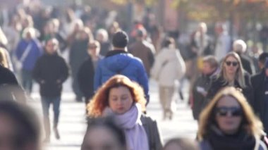 KYIV, UKRAINE 6 Ekim 2024: Sonbaharda büyük bir şehrin kalabalık bir caddesi, yavaş çekim