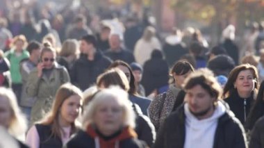 KYIV, UKRAINE 6 Ekim 2024: Sonbaharda büyük bir şehrin kalabalık bir caddesi, yavaş çekim