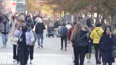 KYIV, UKRAINE 6 Ekim 2024: Sonbaharda büyük bir şehrin kalabalık bir caddesi, yavaş çekim