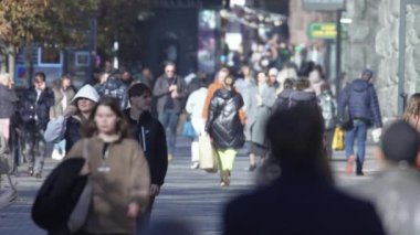 KYIV, UKRAINE 6 Ekim 2024: Sonbaharda büyük bir şehrin kalabalık bir caddesi, yavaş çekim