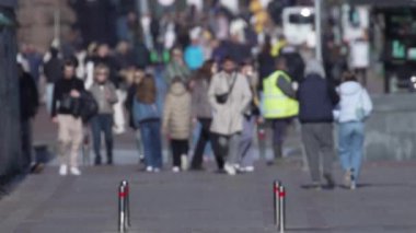 KYIV, UKRAINE 6 Ekim 2024: Sonbaharda büyük bir şehrin kalabalık bir caddesi, yavaş çekim