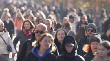 KYIV, UKRAINE 6 Ekim 2024: Sonbaharda büyük bir şehrin kalabalık bir caddesi, yavaş çekim