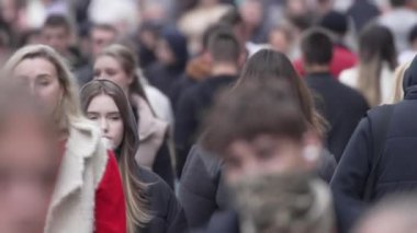 KYIV, UKRAINE 6 Ekim 2024: Sonbaharda büyük bir şehrin kalabalık bir caddesi, yavaş çekim