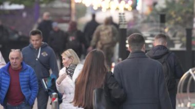 KYIV, UKRAINE 6 Ekim 2024: Sonbaharda büyük bir şehrin kalabalık bir caddesi, yavaş çekim