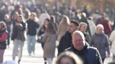 KYIV, UKRAINE 6 Ekim 2024: Sonbaharda büyük bir şehrin kalabalık bir caddesi, yavaş çekim