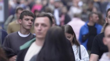 KYIV, UKRAINE 6 Ekim 2024: Sonbaharda büyük bir şehrin kalabalık bir caddesi, yavaş çekim