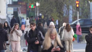 KYIV, UKRAINE 6 Ekim 2024: Sonbaharda büyük bir şehrin kalabalık bir caddesi, yavaş çekim