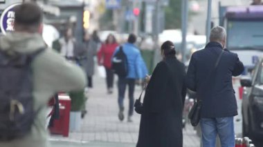 KYIV, UKRAINE 6 Ekim 2024: Sonbaharda büyük bir şehrin kalabalık bir caddesi, yavaş çekim