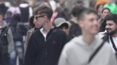KYIV, UKRAINE 6 Ekim 2024: Sonbaharda büyük bir şehrin kalabalık bir caddesi, yavaş çekim