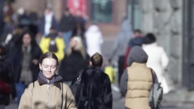 KYIV, UKRAINE 6 Ekim 2024: Sonbaharda büyük bir şehrin kalabalık bir caddesi, yavaş çekim