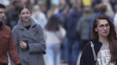 KYIV, UKRAINE 6 Ekim 2024: Sonbaharda büyük bir şehrin kalabalık bir caddesi, yavaş çekim