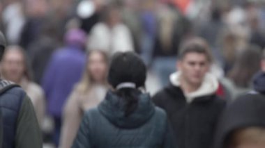 KYIV, UKRAINE 6 Ekim 2024: Sonbaharda büyük bir şehrin kalabalık bir caddesi, yavaş çekim